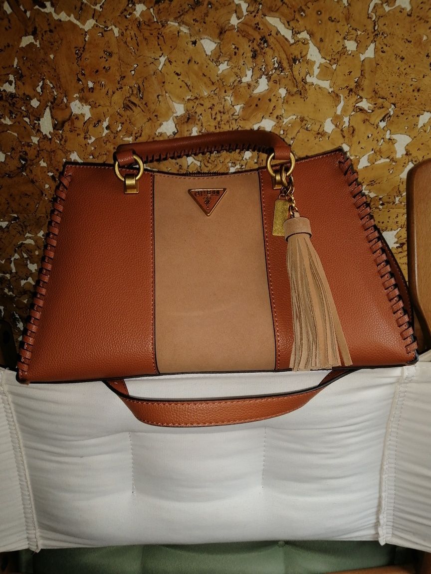 Чанта "GUESS" Красива, стилна чанта!!! Само, за ценители!!!