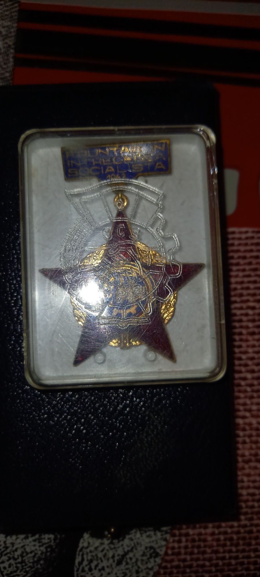 Lot insigne/medali vechi din perioada comunista