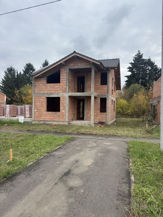 Vand casa la rosu intabulata cu teren propretate