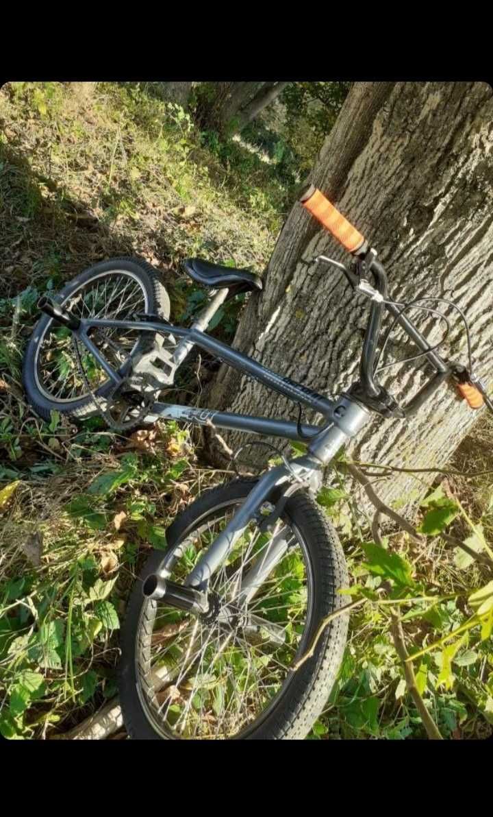Vând bicicleta BMX