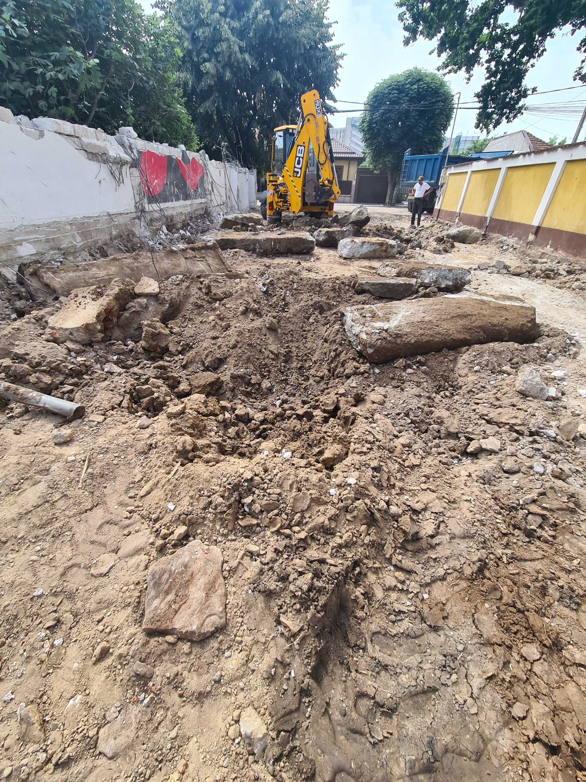 Buldoexcavator cu Picon. Demolari hale, case . Debarasare moloz moluz