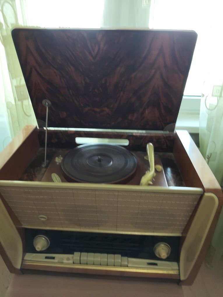 Radio combină cu pikup,vechi anii 1946. "sovietic".