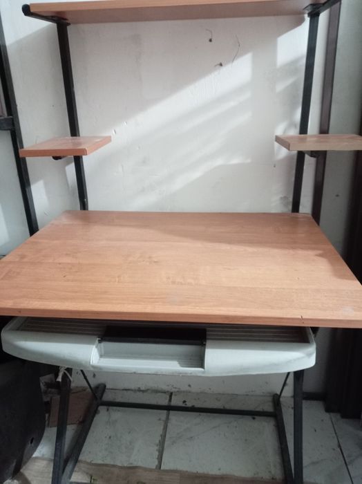 Продам компьютерный стол. В хоршем состоянии. Недорого