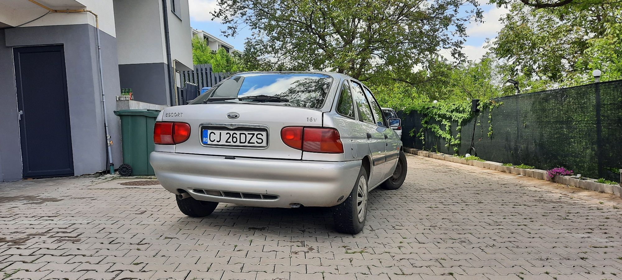 Vând Ford Escort an 1999,benz GPL,1000 eur