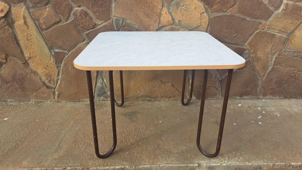 Столик удобный. Бу,