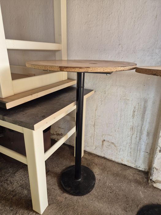 Masa cu picior metalic