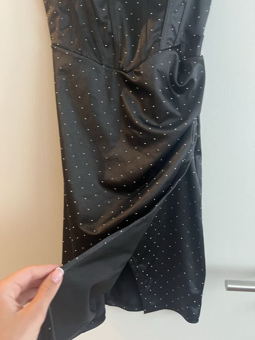 Дамска рокля с камъни и цепка.