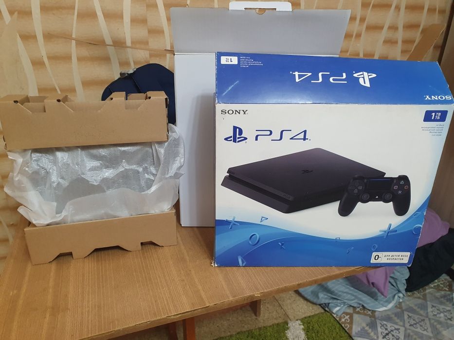 Продам Sony Playstation 4 slim в хорошем состоянии 1тб
