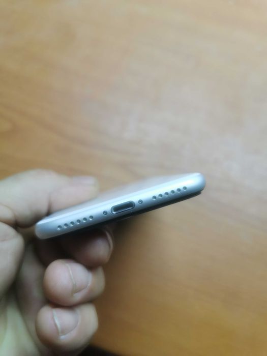 Vand Iphone SE in stare perfecta liber de retea aspect 9/10.