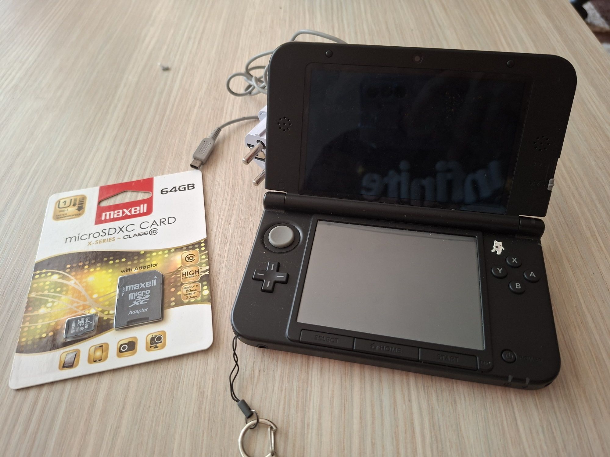 Nintendo 3ds xl със micro sd карта нова