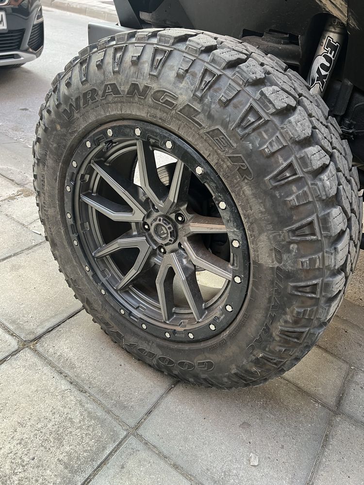 Гуми 275/65/20 goodyear wrangler с джанти Fuel 5x127 20x9”