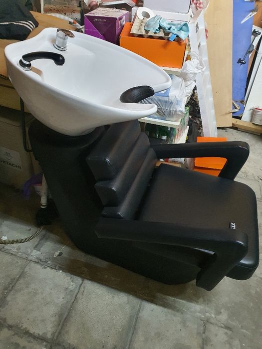 Измивна конзола за фризьорски салон.