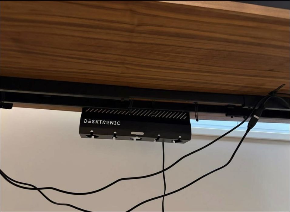 Birou de colț premium, reglabil electric pe înălțime - furnir de nuc