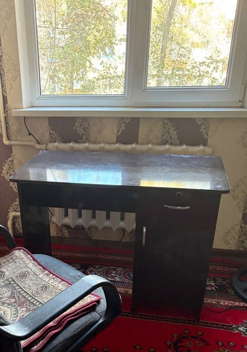 Shkaf va stol sotiladi