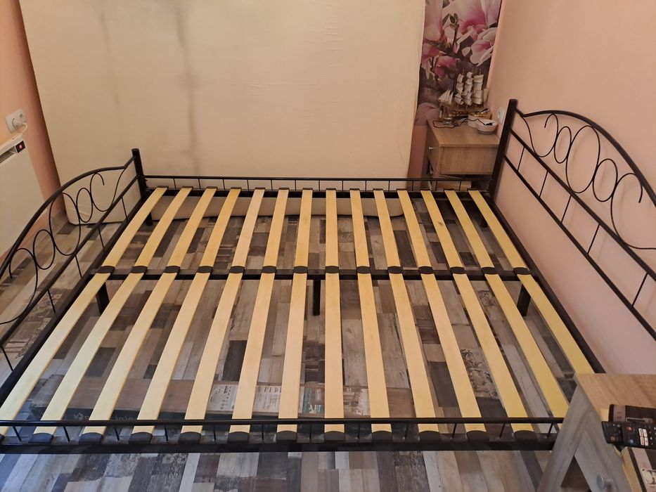 Продавам метална спалня