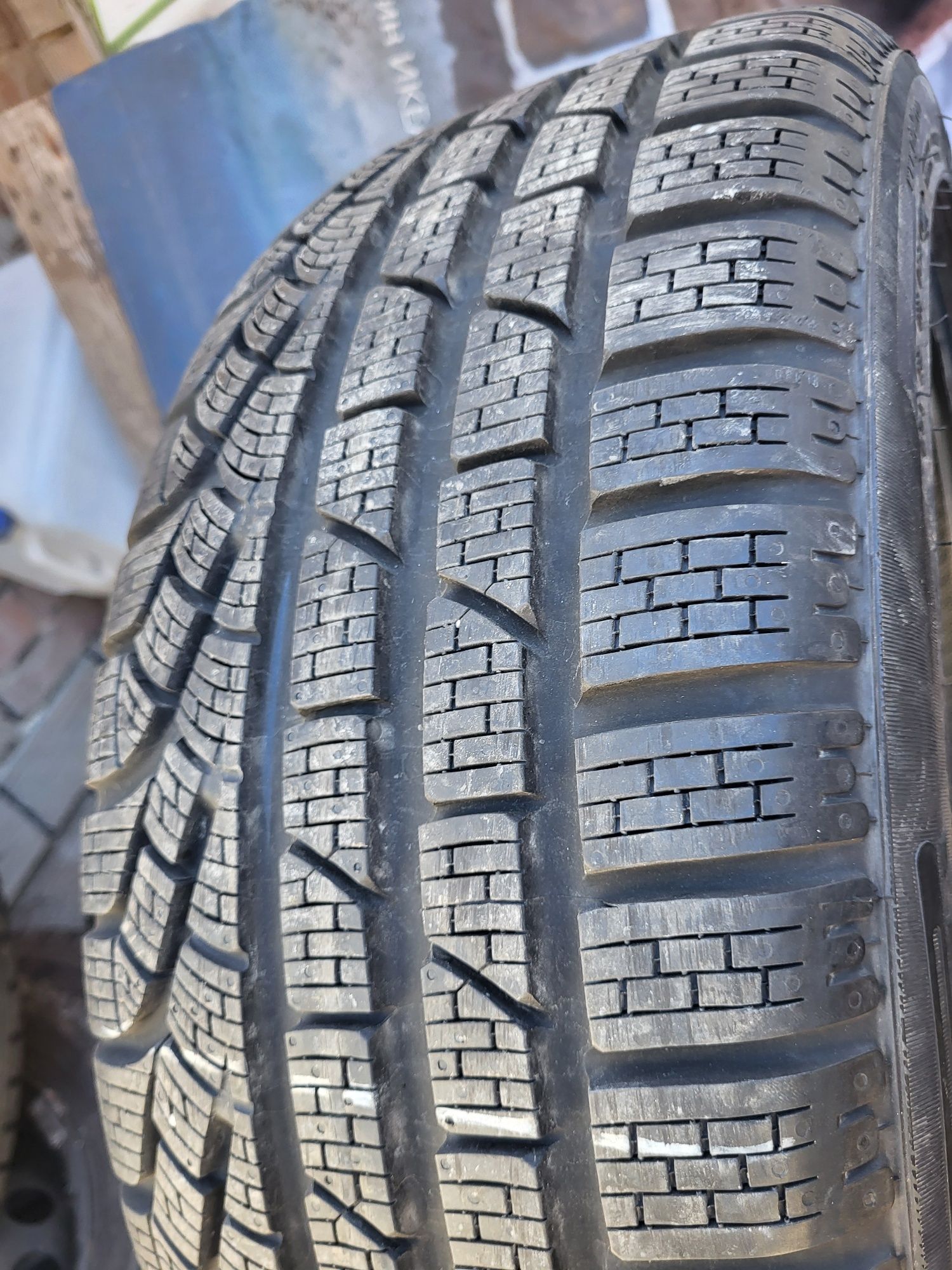 4 бр зимни 215/45/18 Pirelli