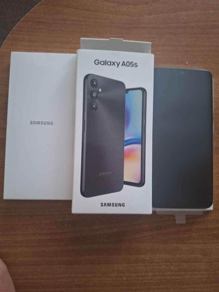 Чисто нов телефон Samsung