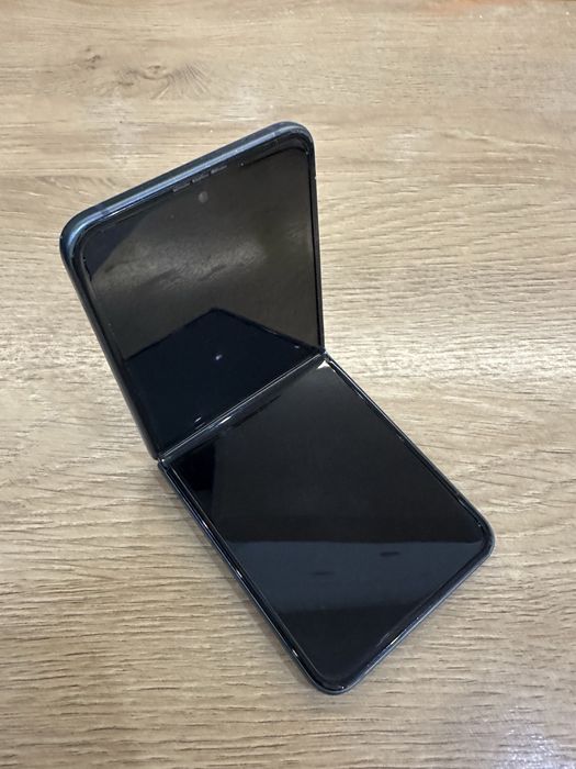 Продавам Samsung Z Flip 3 в отлично състояние.