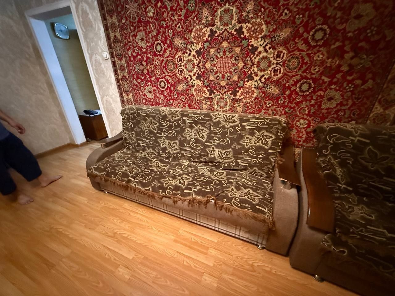 Продаю всю мебель(шкаф,кровать,трюмо) б/у из дома.