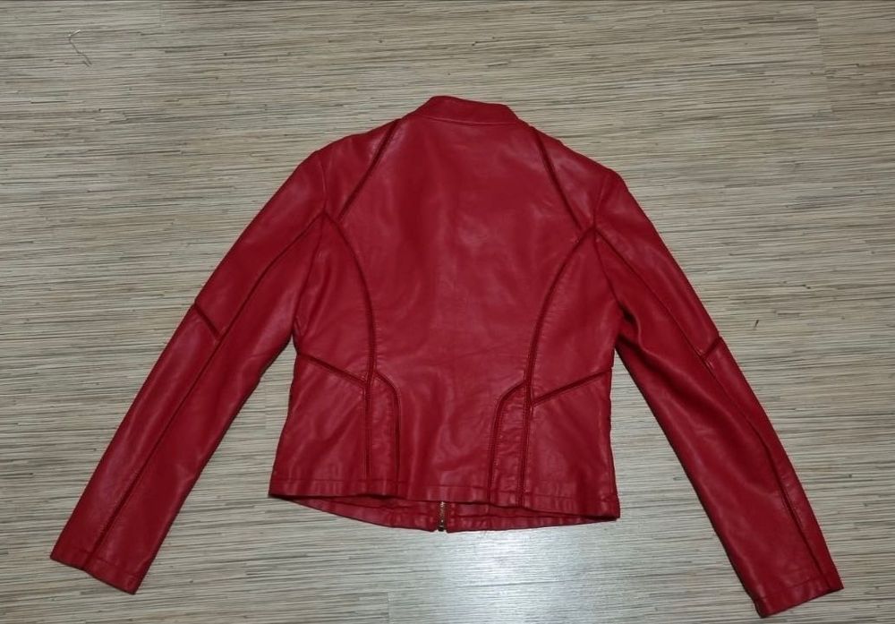 Червено кожено яке