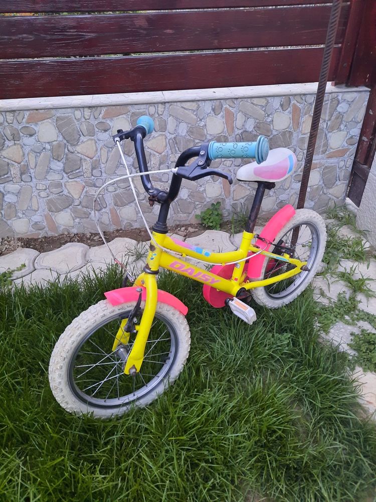 Se vinde : o biciclete pentru fete si vreo 50 bidoane