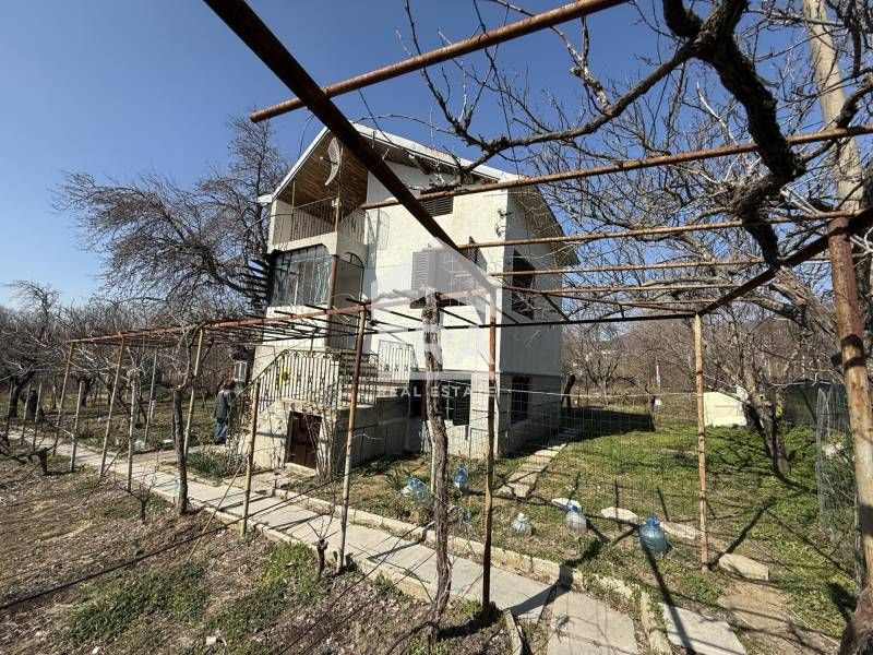 Двуетажна обзаведена къща под наем, в м-т Сотира, Варна, над Военна бо