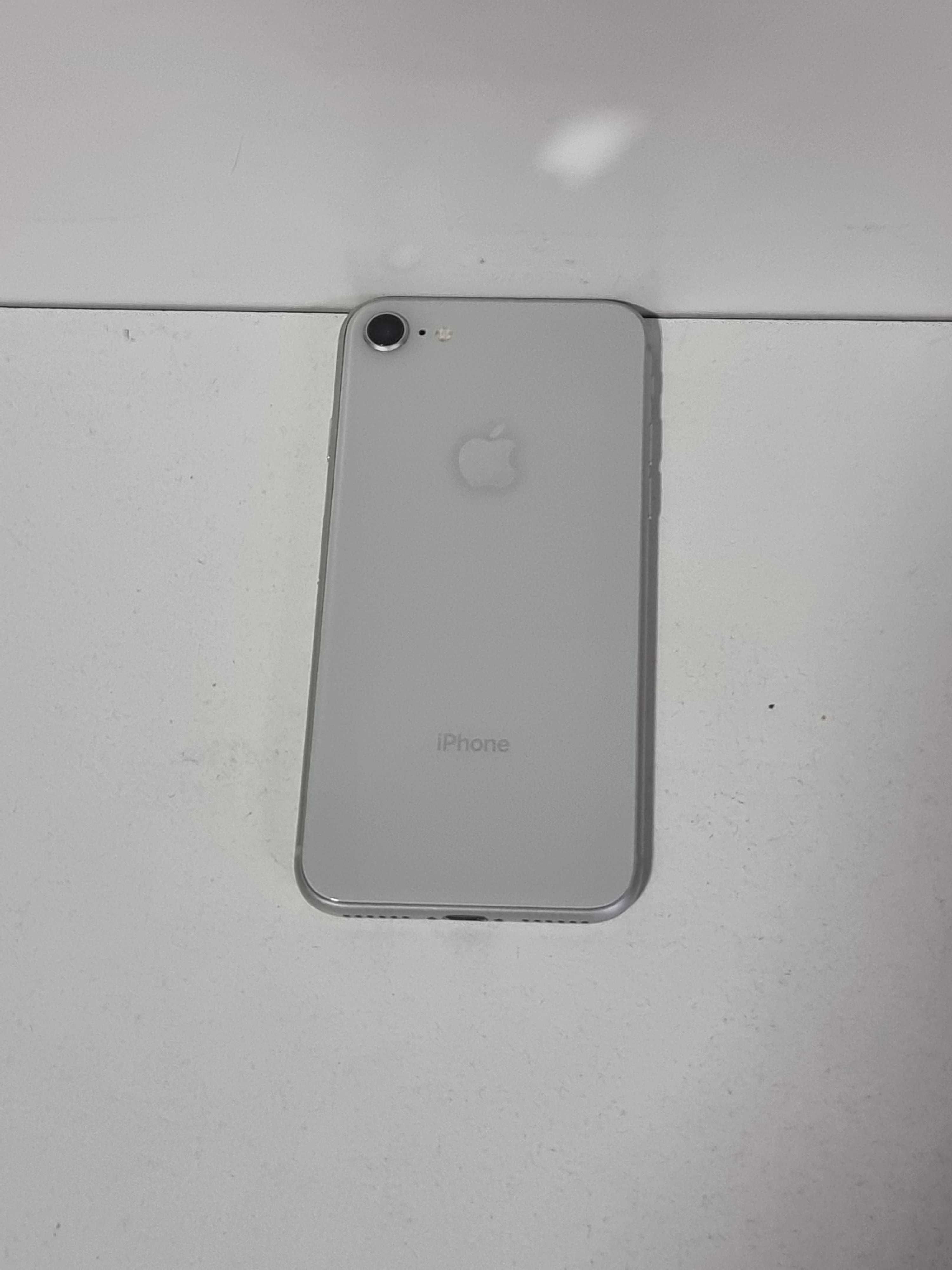 iPhone 8, baterie 86%, 64 Gb