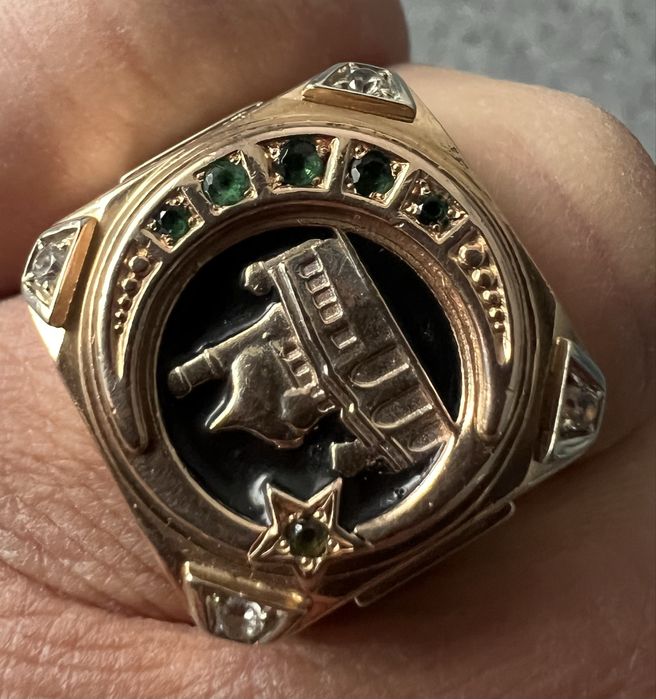 Золотая мужская брутальная печатка