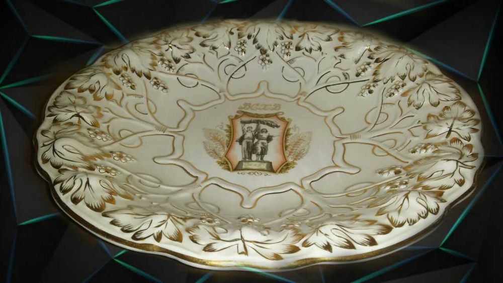 Тарелка  фарфор  Дулево .