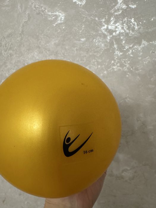 Мяч и булавы для художественной гимнастики желтый