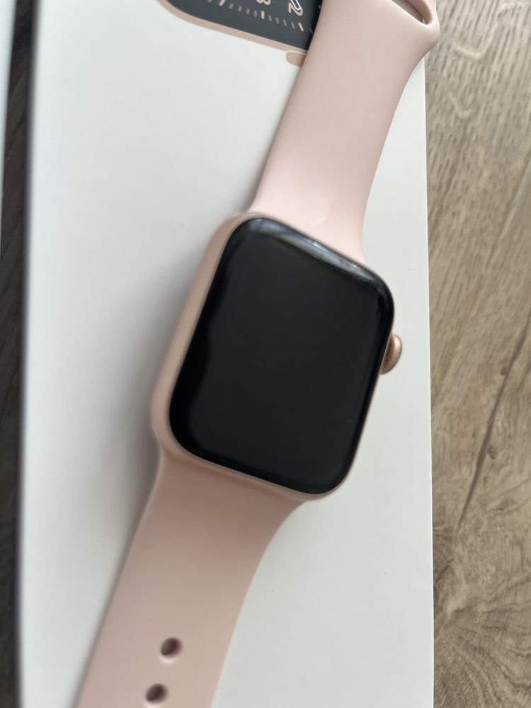 Apple Watch SE 40mm, Gold Aluminium Case