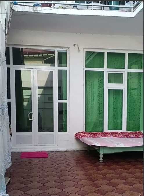 Registon maydonidan 200 m uzoqlikda 2 qavatli uy sotiladi