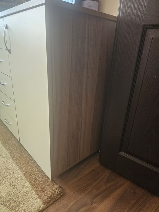 Продавам скрин за дрехи