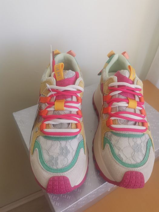 Чисто нови дамски маратонки GOE