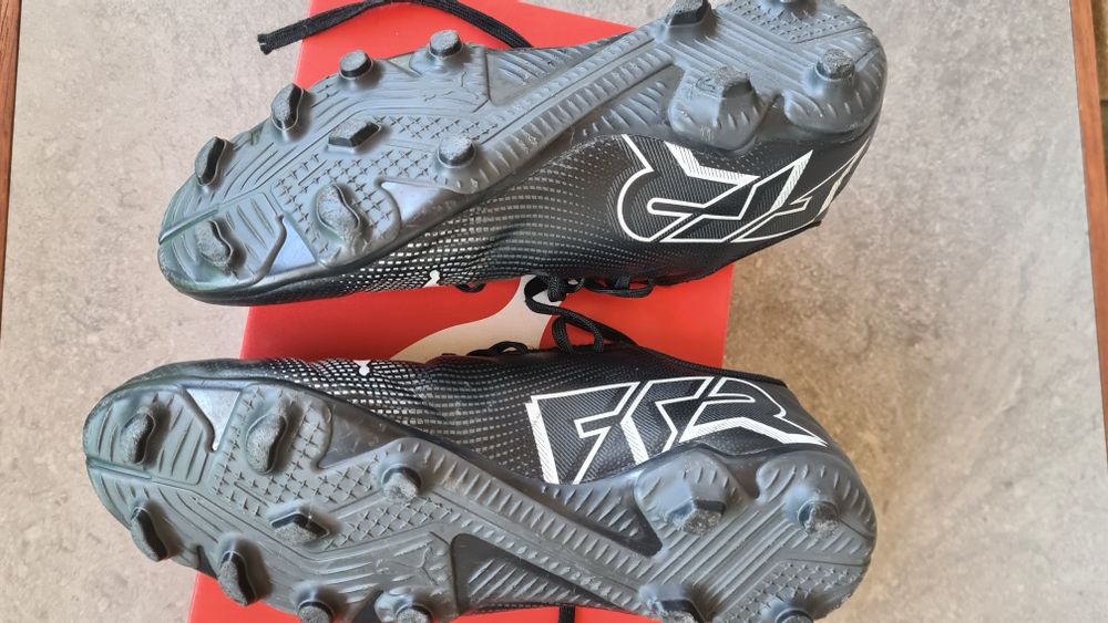 Обувки за футбол - бутонки  PUMA FUTURE 7   №40 стелка  25.5 см.