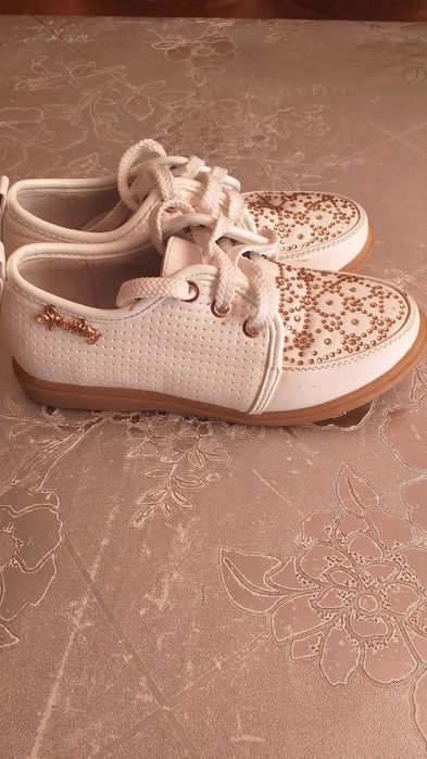 Продам недорого белые туфли для девочки,размер 28,цена 2300тенге