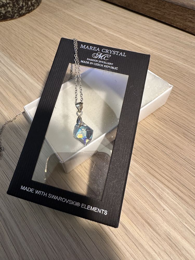 Обици и колиета с кристали Swarovski