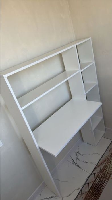 Стол с полками для небольших помещений