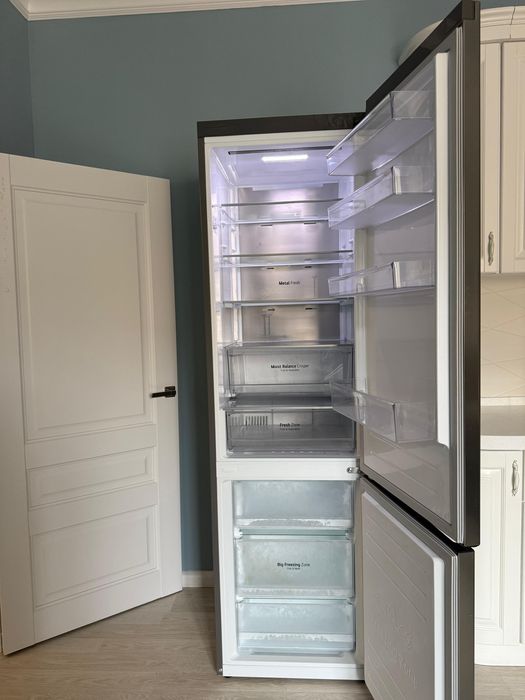 Холодильник серебристый