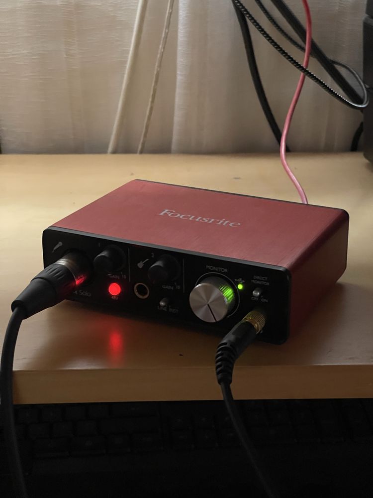 Inchiriez Microfon Studio Rode NT-1 + Focusrite Scarlett Solo