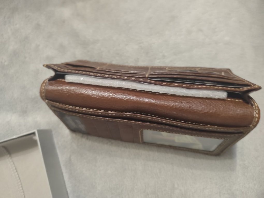 Продавам дамски кожен портфейл
