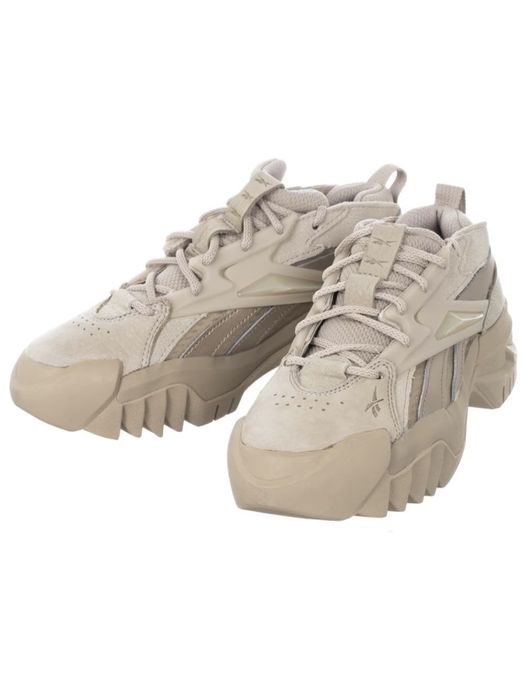 Adidasi Reebok aproape noi