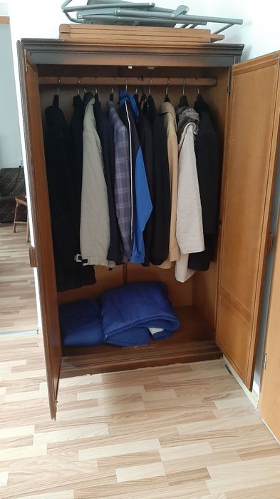 Vând 2 fotolii, un dulap haine, un minicuptor.