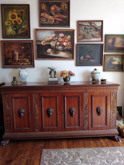 Set Mobila sculptată  MANUAL  în Paltin de India pe furnir de nuc.