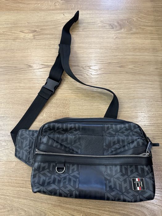 Поясная сумка от бренда tommy hilfiger