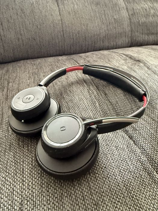 Слyшaлки Plantronics Voyager