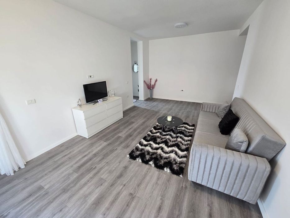 Închiriez apartament cu 2 camere, curte si 2 locuri de parcare