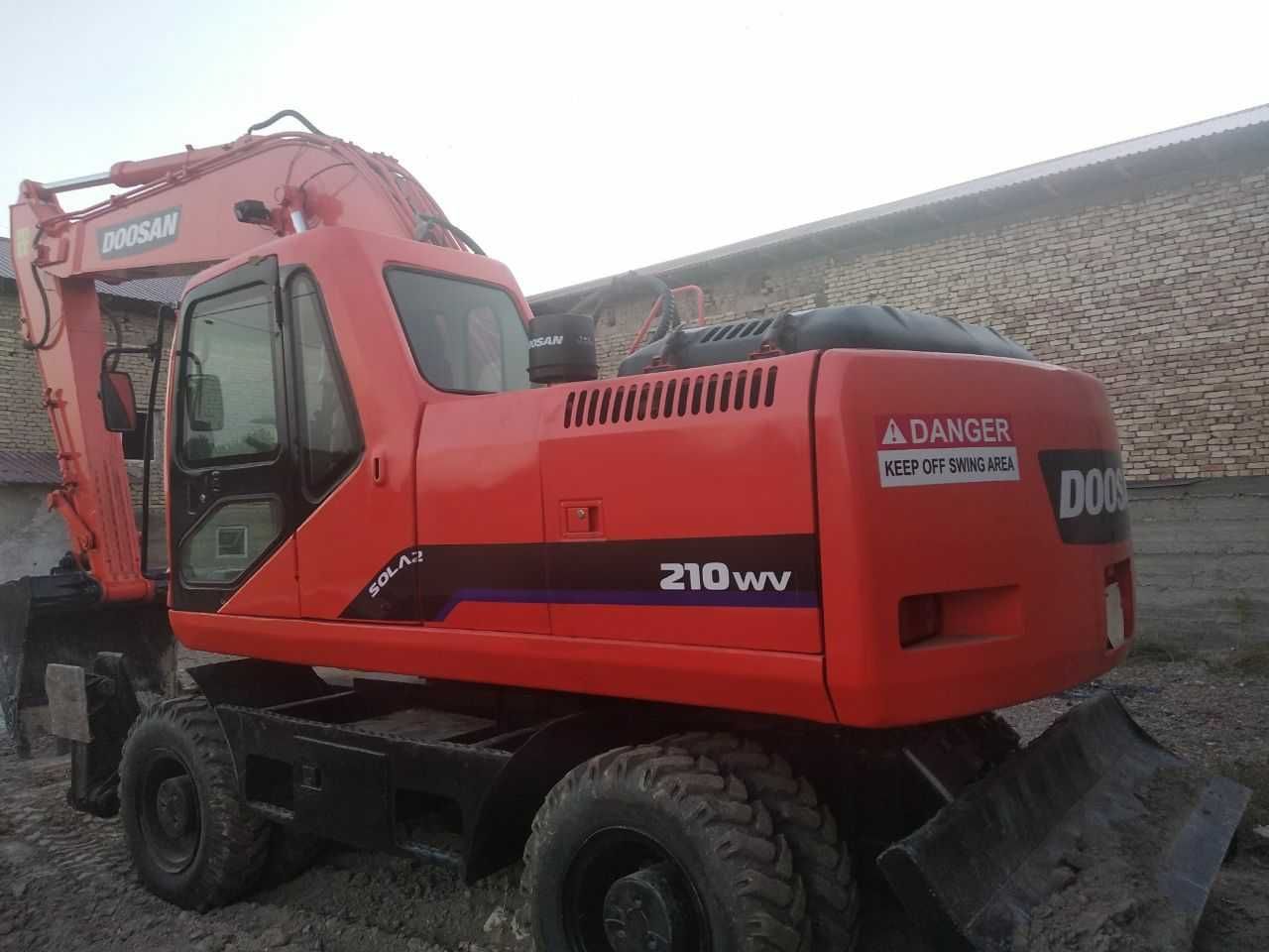 Колесный экскаватор DOOSAN DX210WA в г. Ташкенте