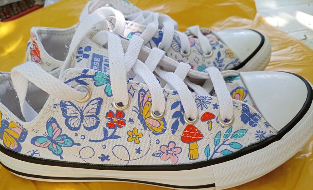 Teniși fete Converse,stare foarte bună, mărime 3 2 ,albi cu imprimeu