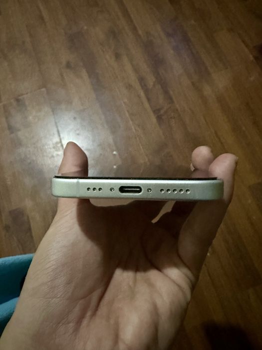 Продавам iphone 16 128 gb